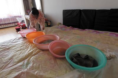 长丰楼上漏水，住户失联，小区没物管，业主维权难！律师来支招……